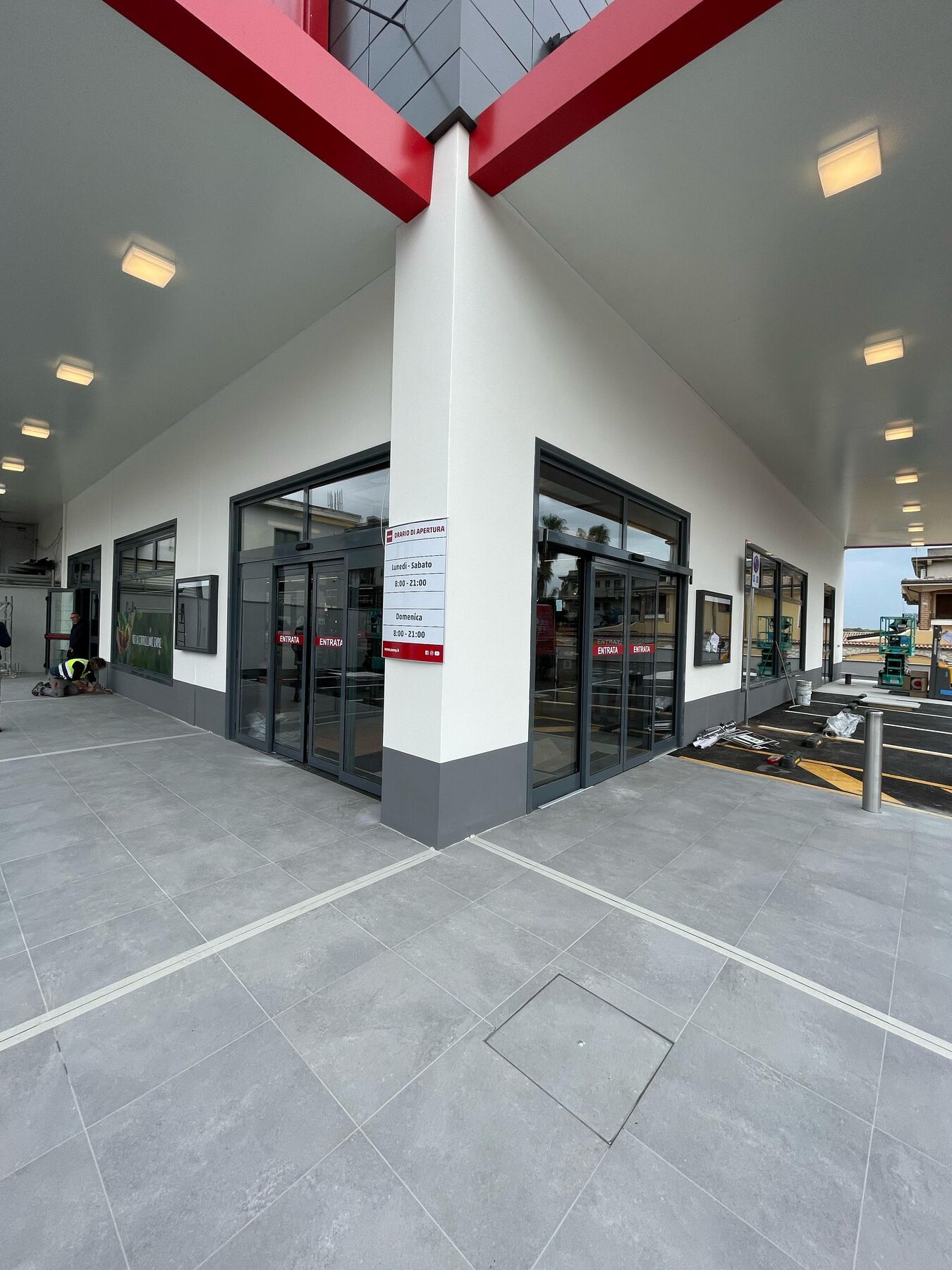 Interno negozio con porte automatiche SA-TEC