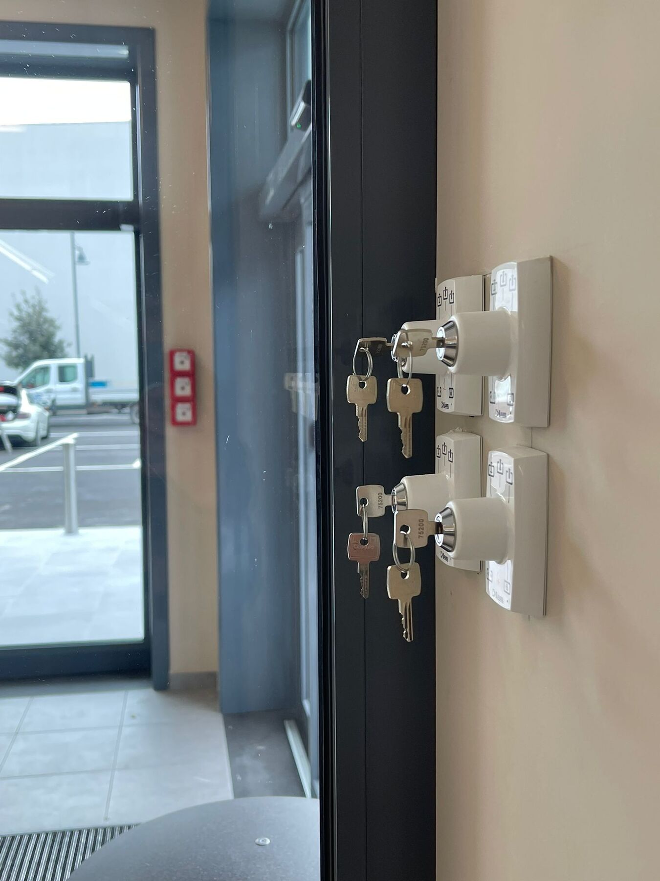 Dettaglio serrature di sicurezza porta automatica