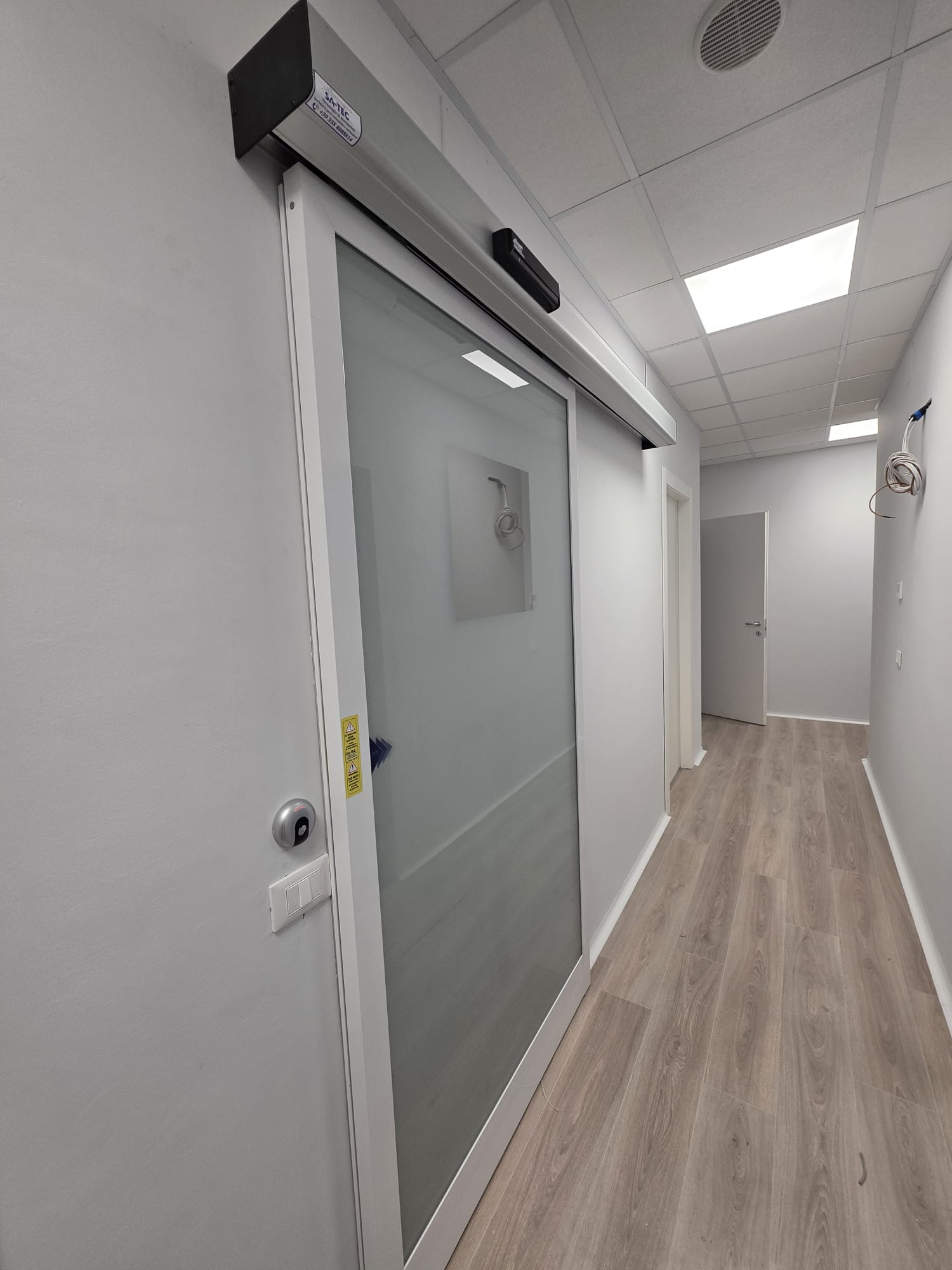 Porta scorrevole con sensore SA-TEC in corridoio uffici